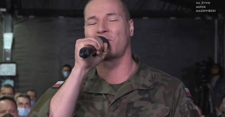 Koncert "Murem za polskim mundurem". Żołnierz chwycił za mikrofon na wizji. Niezwykły występ w TVP