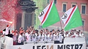 Legia z mistrzowskim trofeum na Pl. Zamkowym. Zobacz zdjęcia z fety w Warszawie (galeria)