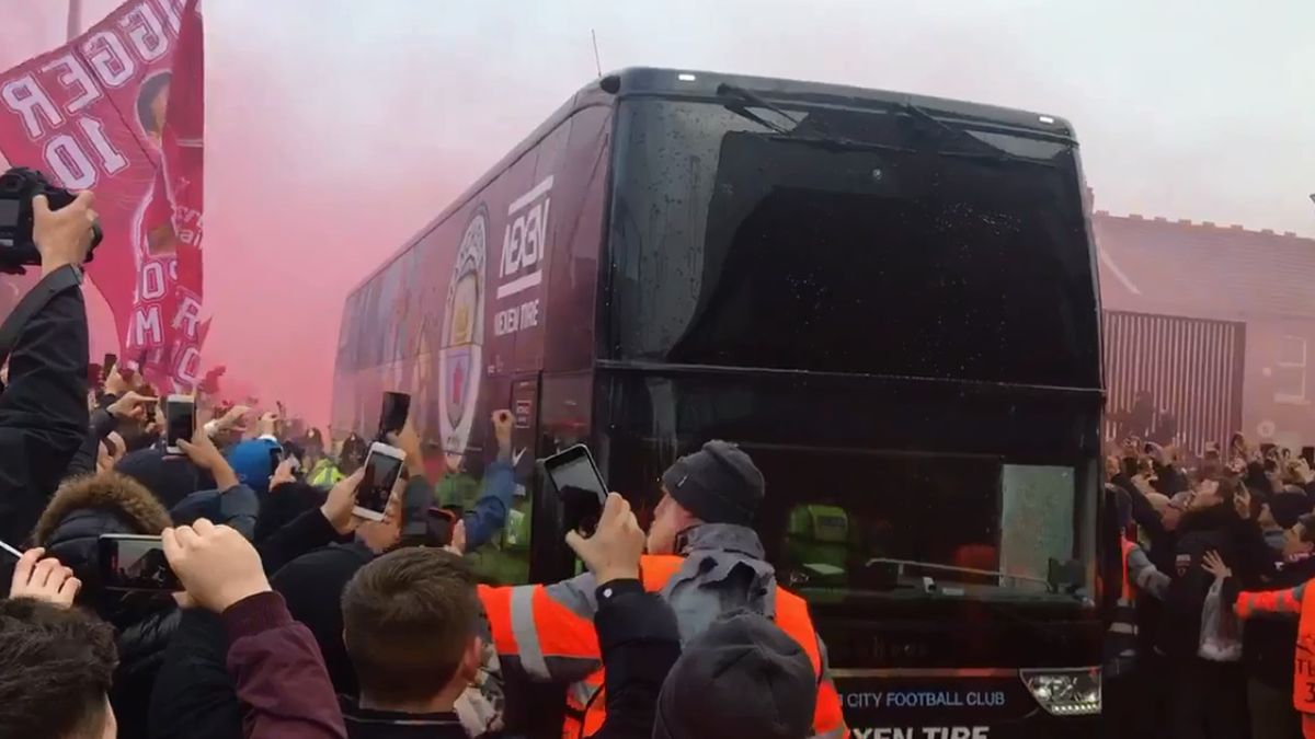 autokar Man City w drodze na mecz z Liverpoolem