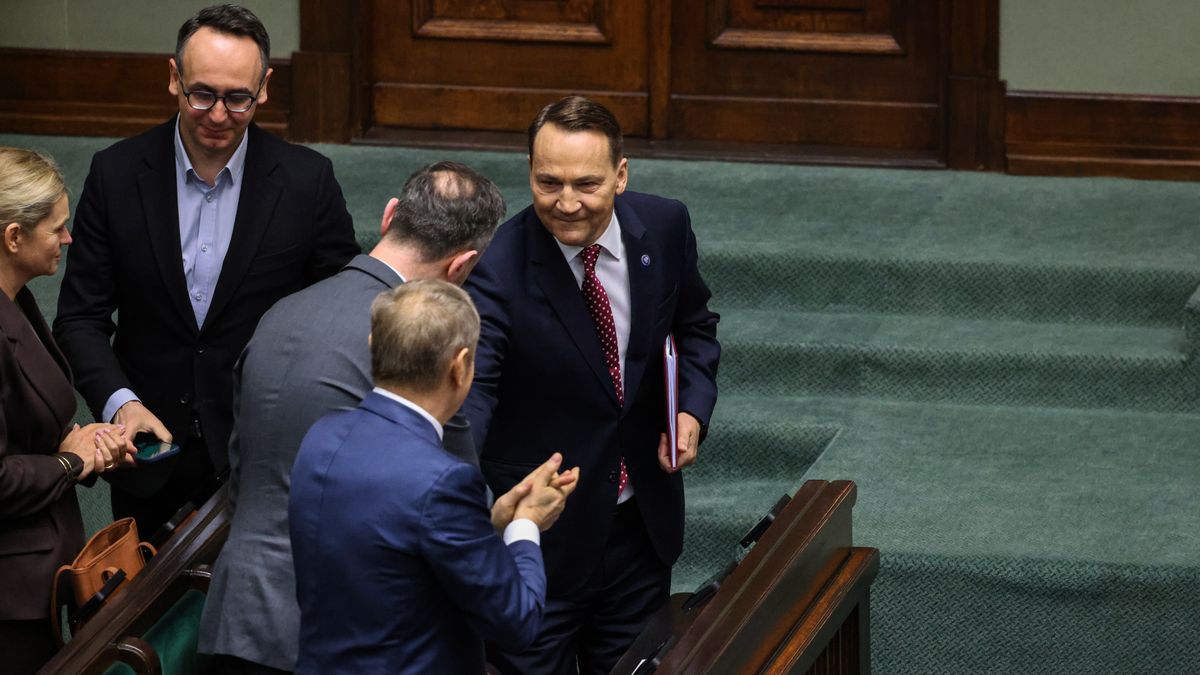 Donald Tusk, Władysław Kosiniak-Kamysz, Radosław Sikorski, Dariusz Klimczak, Barbara Nowacka
Warszawa, 26.02.2026. Premier Donald Tusk (2P), wicepremier, minister spraw zagranicznych Radosław Sikorski (P), wicepremier, minister obrony narodowej Władysław Kosiniak-Kamysz (3L), minister infrastruktury Dariusz Klimczak (2L) i minister edukacji Barbara Nowacka (L) na sali obrad Sejmu, 26 bm. Wicepremier, minister spraw zagranicznych Radosław Sikorski przedstawił expose ws. priorytetów polskiej polityki zagranicznej. (sko) PAP/Albert Zawada
Albert Zawada
10 10. X kadencja kadencji, obrady, obrady Sejmu, polityk, polityka, posiedzenie, sala obrad, sala plenarna, sala posiedzeń, sejm, sejmu