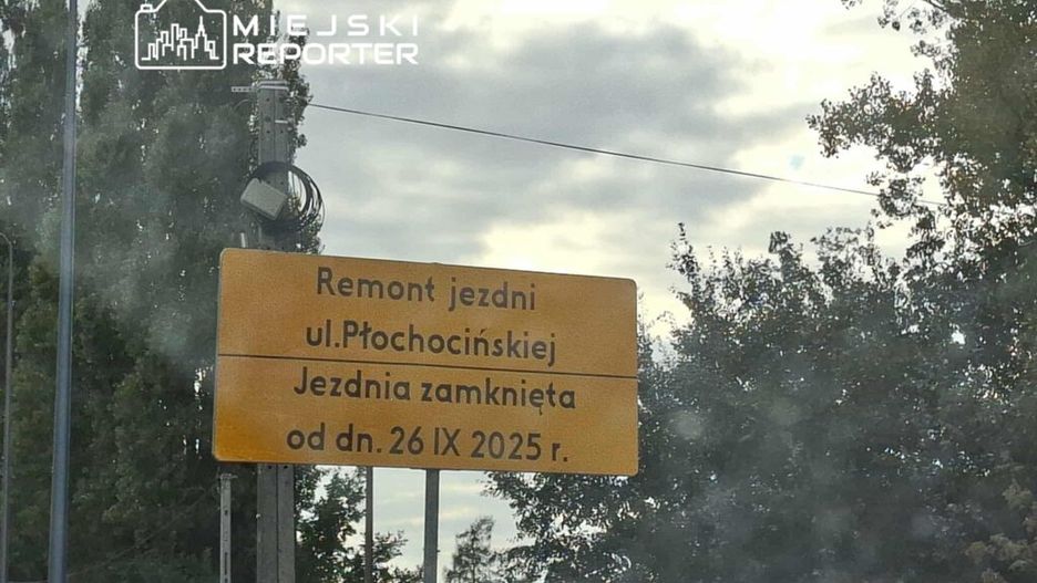 Żółty znak informacyjny informuje o remoncie jezdni ul. Płochocińskiej z datą zamknięcia od 26 IX 2025 r.