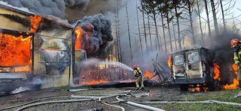 Siarzewo: Pożar hali z tworzywami sztucznymi. Straży walczy z ogniem