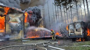 Siarzewo: Pożar hali z tworzywami sztucznymi. Straży walczy z ogniem