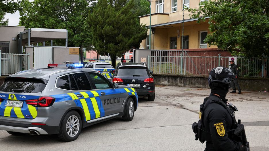 Słowaccy policjanci konwojują Juraja C., który strzelał do premiera