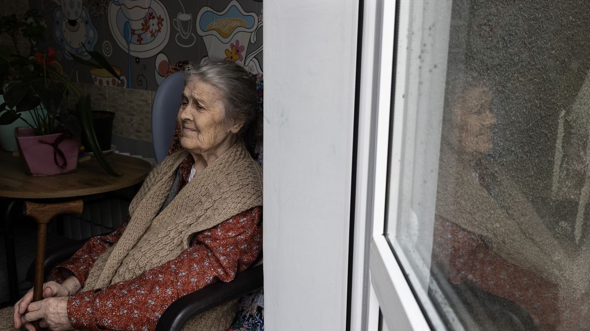 Ukraine's Elderly Homeless Displaced By War Take Refuge In Shelters
KHARKIV, UKRAINE - SEPTEMBER 18: Zinaida, 85, rests in the library at Velyka Rodyna ( Big Family) a nursing home that houses the vulnerable elderly population displaced by war on September 18, 2025 in Kharkiv, Ukraine. Serhiy is from the Kupiansk region currently Russian occupied. The conflict has strained Ukraine's ability to address many complex health issues, especially for the war refugees. Trauma from the on-going war in Ukraine has worsened the symptoms of the elderly who are already living with dementia. For the elderly, the air-raid sirens and explosions cause significant stress, especially when they are forced to relocate from their homes.  (Photo by Paula Bronstein /Getty Images)
Paula Bronstein