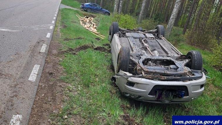 Nie chciał uderzyć sarny. Auto dachowało
