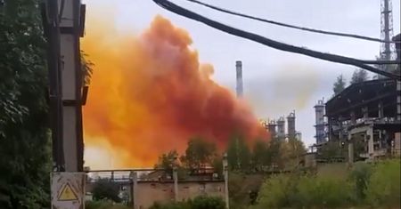 Pomarańczowa chmura nad ukraińskim miastem. Znana jest przyczyna