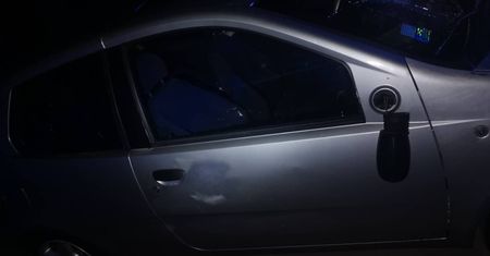 Zdemolował auto, po czym sam wezwał policję. Myślał, że w środku jest żona