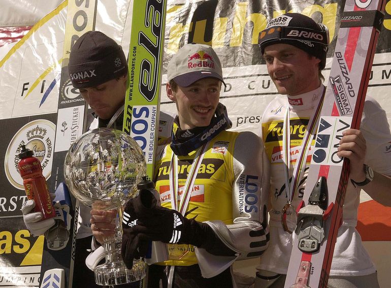 Sven Hannawald (po lewej) w sezonie 2002/03 musiał uznać wyższość Adama Małysza (w środku). Na podium klasyfikacji generalnej PŚ uplasował się jeszcze Andreas Widhoelzl (po prawej)