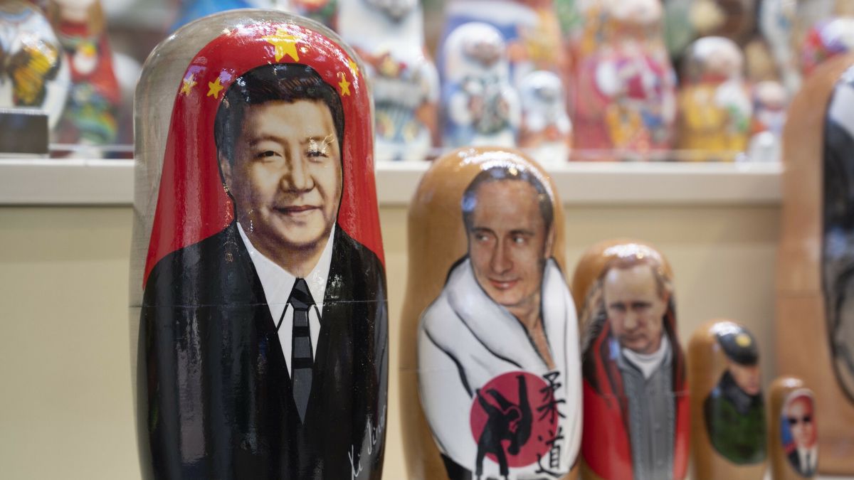 Matrioszki Putina i  Xi Jinpinga
Russian matryoshka dolls with portraits of the Chinese President Xi Jinping, left, and Russian President Vladimir Putin are displayed among others for sale at a souvenir shop in Moscow, Russia, Tuesday, March 21, 2023. Chinese President Xi Jinping arrived in neighbouring Russia for a three-day trip for the talks with Russian President Vladimir Putin. (AP Photo/Dmitry Serebryakov)
Dmitry Serebryakov