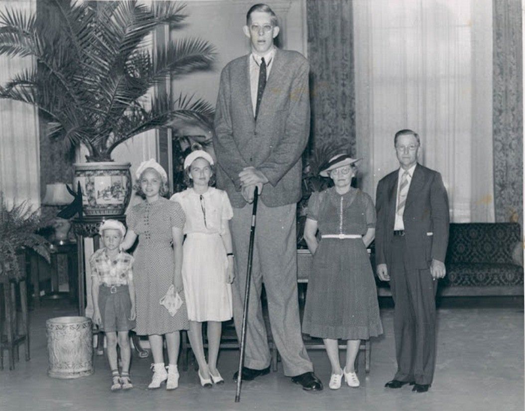 Robert Wadlow miał prawie 3 metry wzrostu. Zobacz historyczne zdjęcia