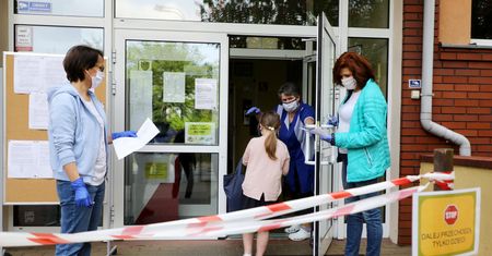 Powrót do szkoły. Ruszyły konsultacje dla uczniów. "Zdalnie bezpieczniej niż w szkole"