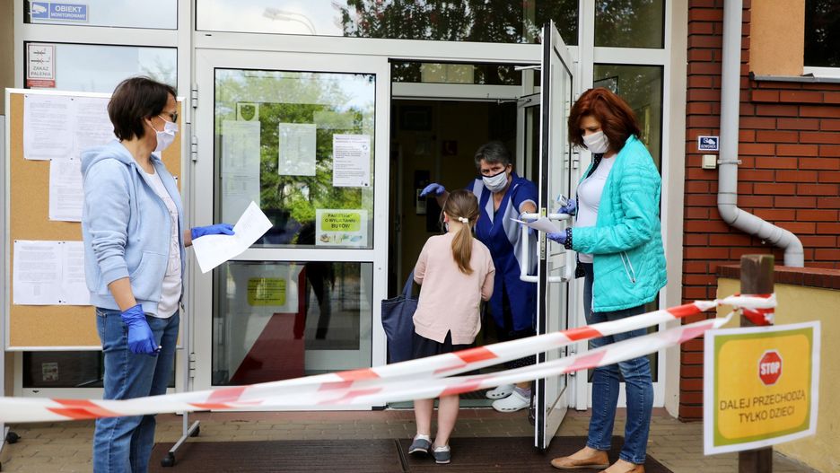 Powrót do szkoły. Konsultacje dla maturzystów i uczniów mogą odbywać się od poniedziałku.