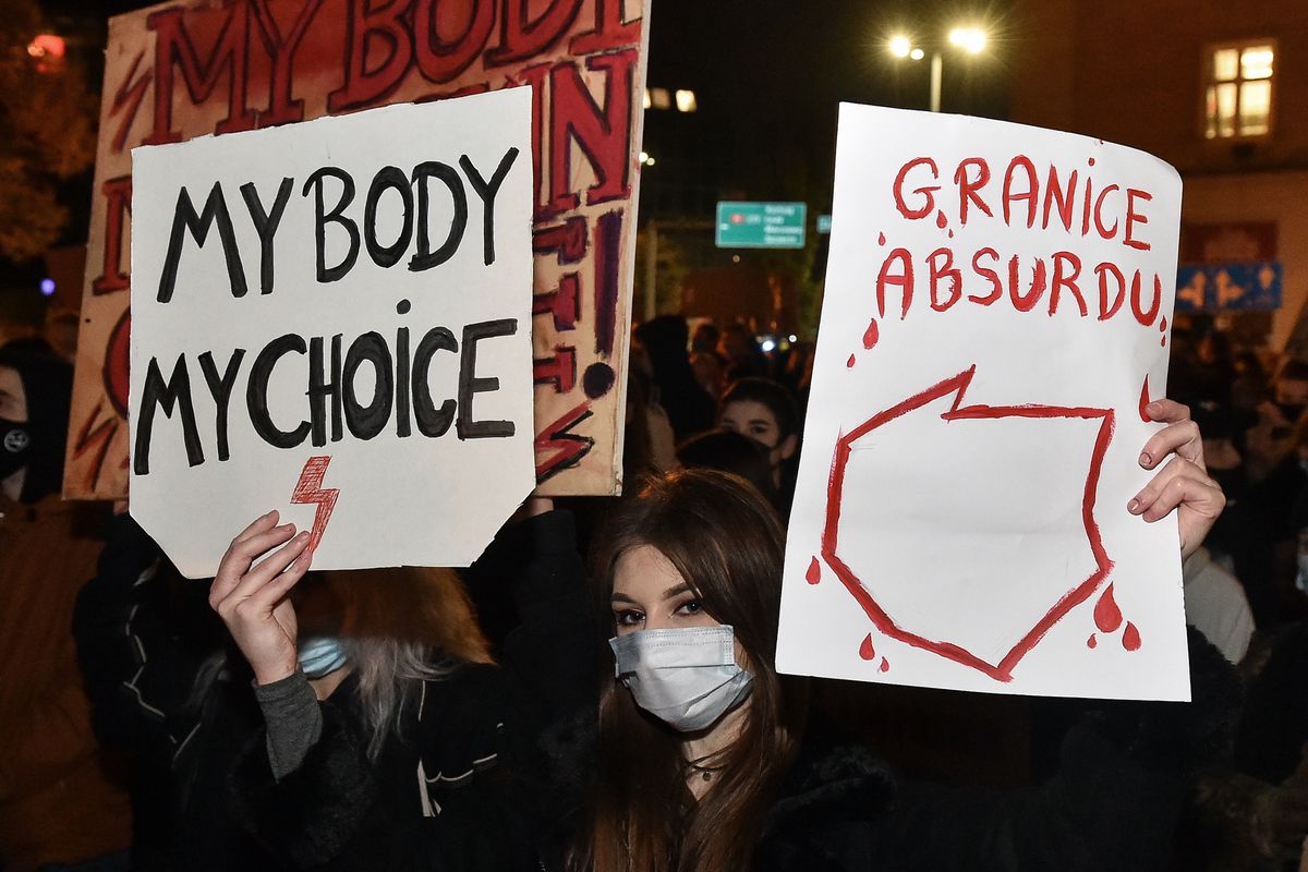 Po decyzji TK z 2020 r. przez Polskę przeszły protesty przeciwko zaostrzeniu prawa aborcyjnego