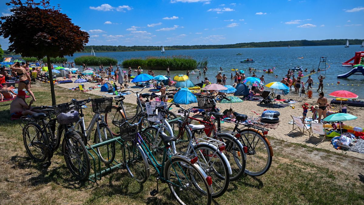 Tarnobrzeg, 26.06.2022. Upalny dzień nad Jeziorem Tarnobrzeskim w Tarnobrzegu, 26 bm. To pierwszy weekend tegorocznych wakacji. (mr) PAP/Darek Delmanowicz