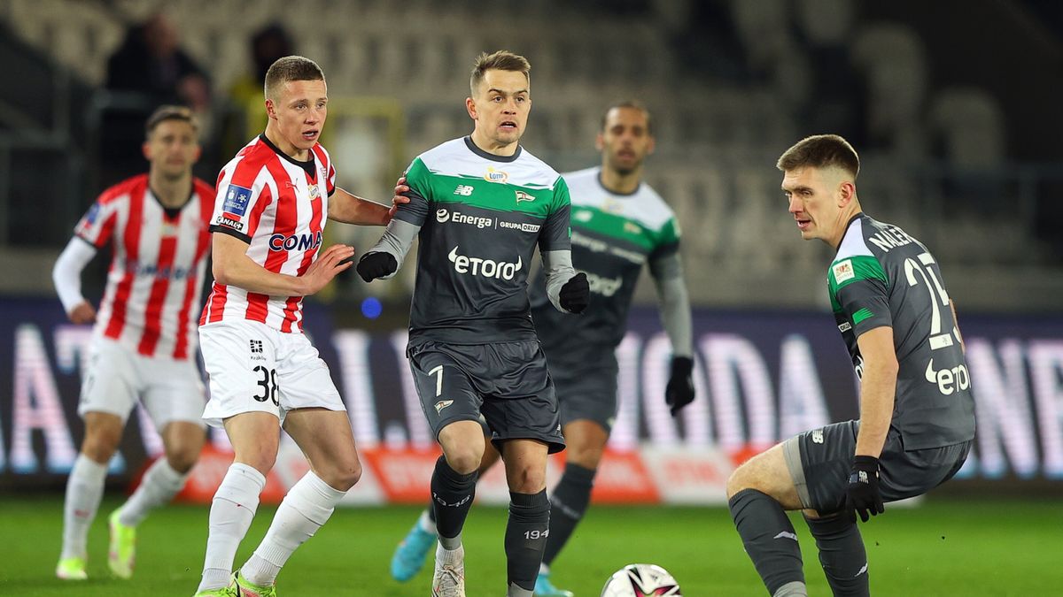 PAP / Łukasz Gągulski / Na zdjęciu: Maciej Gajos (przy piłce)