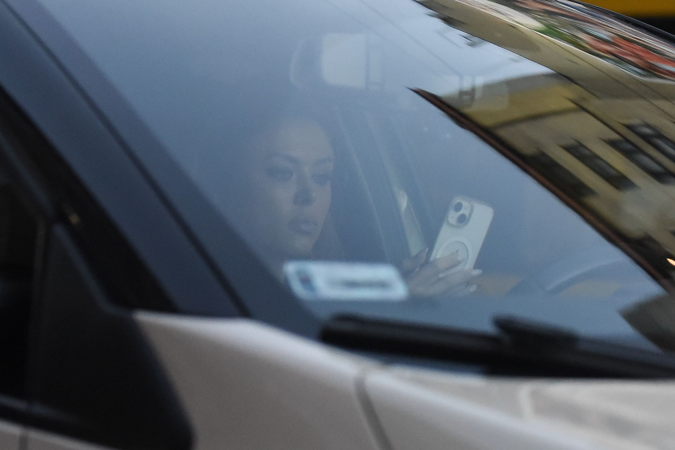 Joanna Opozda drepcze do samochodu w botkach za prawie 6 tysięcy i z torebką za 8 tysięcy