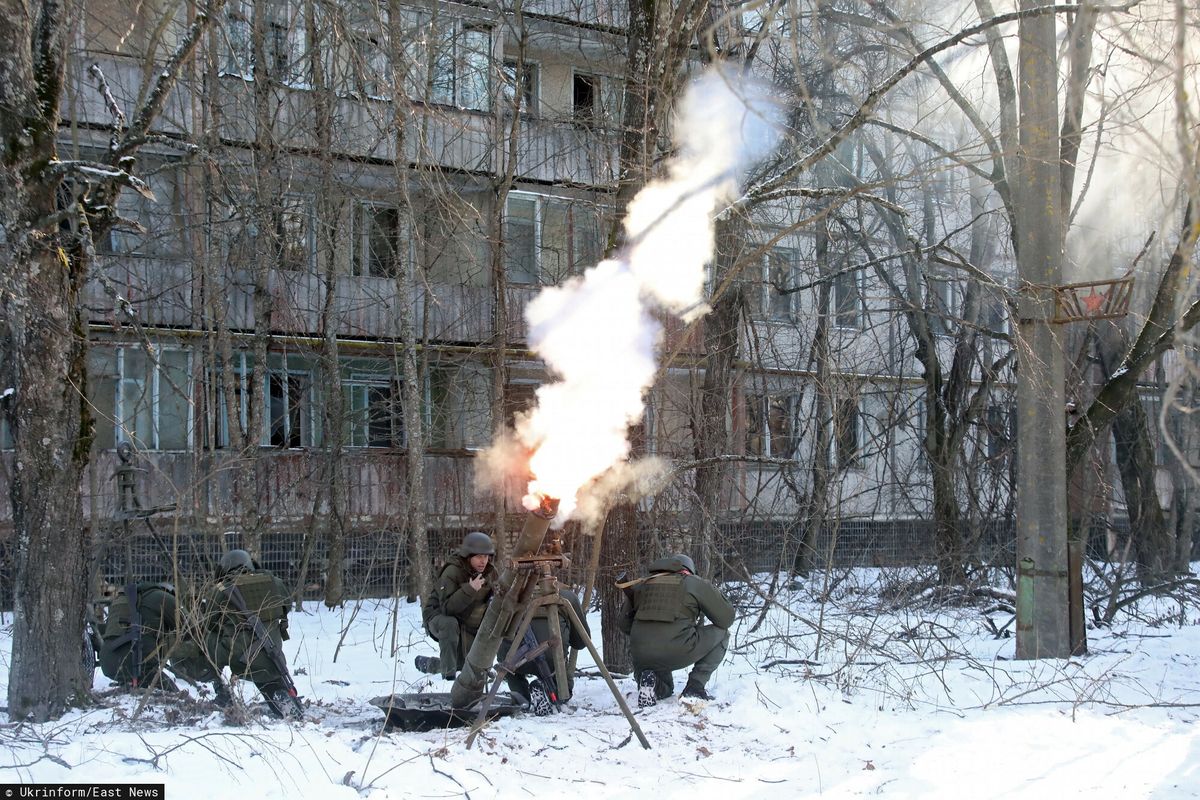 Ukraińscy żołnierze ćwiczą strzelanie z moździerza w Prypeci 