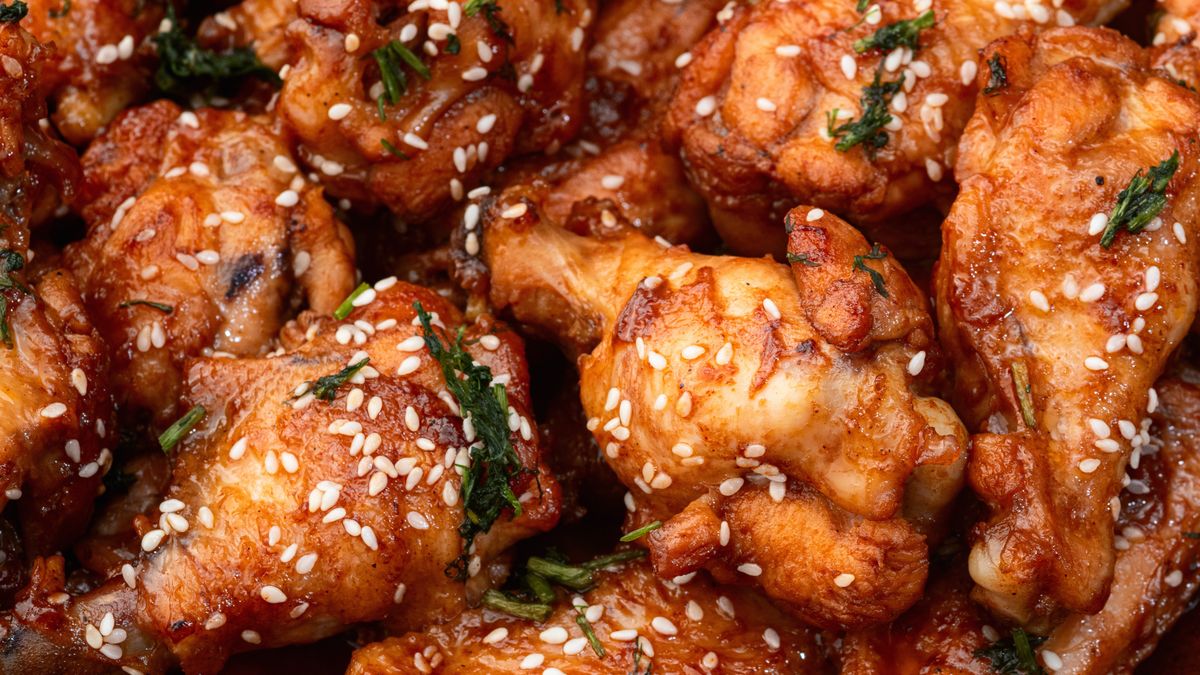 Domowy sos BBQ jest idealny do pieczonych mięs