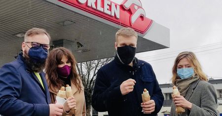 Zandberg je hot doga na Orlenie. Zdjęcie wywołało burzę w sieci
