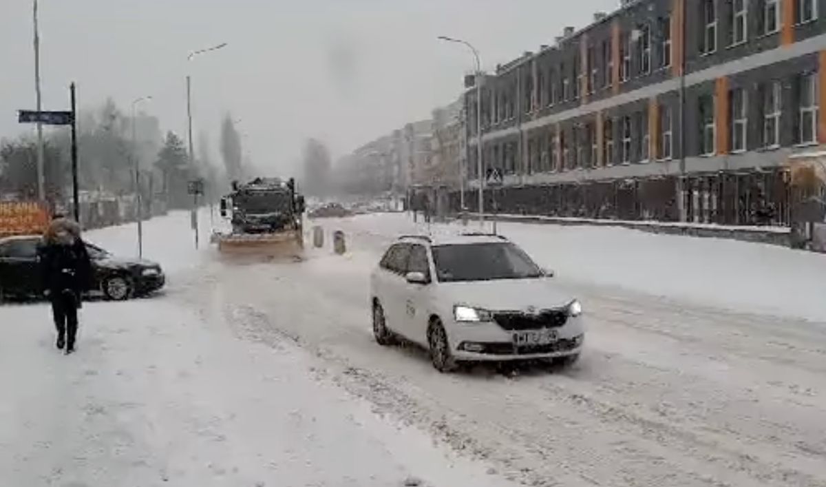 Wrocław. Zima znów wygrała. Trudne warunki na drogach, tramwaje stoją