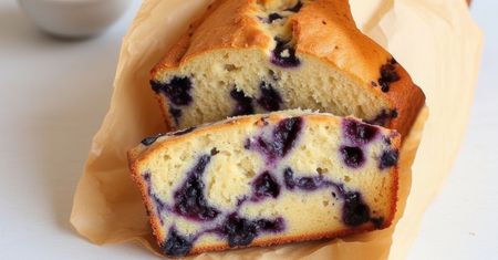 Babcia pokazała mi, jak robi najłatwiejsze ciasto z borówkami. Jest pyszne i bardzo puszyste