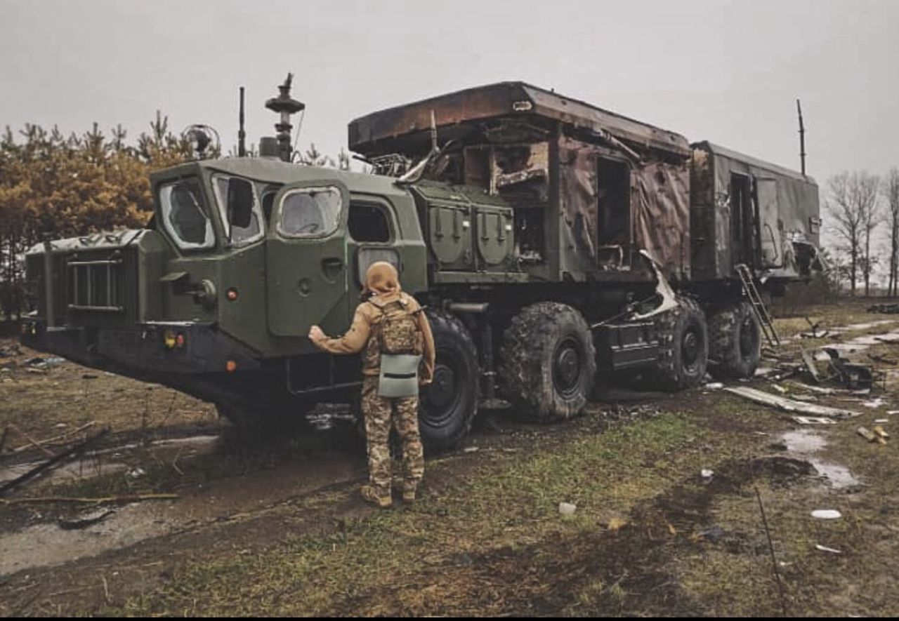 Zniszczona przez ukraińską jednostkę specjalną platforma dowodzenia systemu S-300.