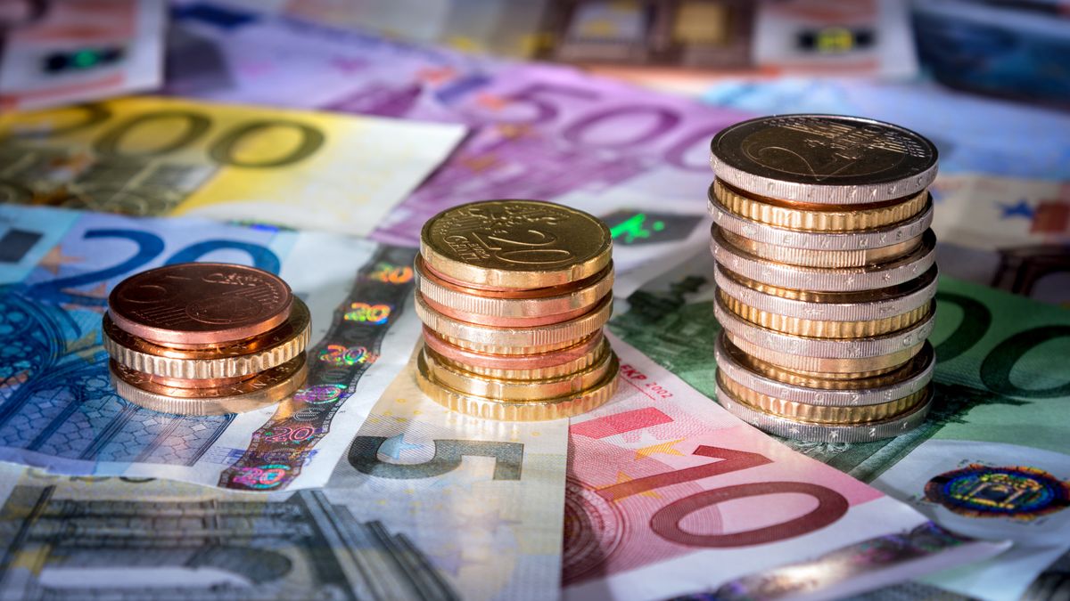 euro, money, coin, currency, banknotes, spend, pile, chart, investment, coins, stack, bill, budget, purse, overlay, histogram, bank, business, buy, change, cost, coupon, europe, european, exchange rate, finance, financial, funding, gold, macro, market, pillar, savings, silver, tax, tower, wealth, rise, sale, success, concept, expense, growth, income, interest, profit, purchase, remuneration, salary, ticket