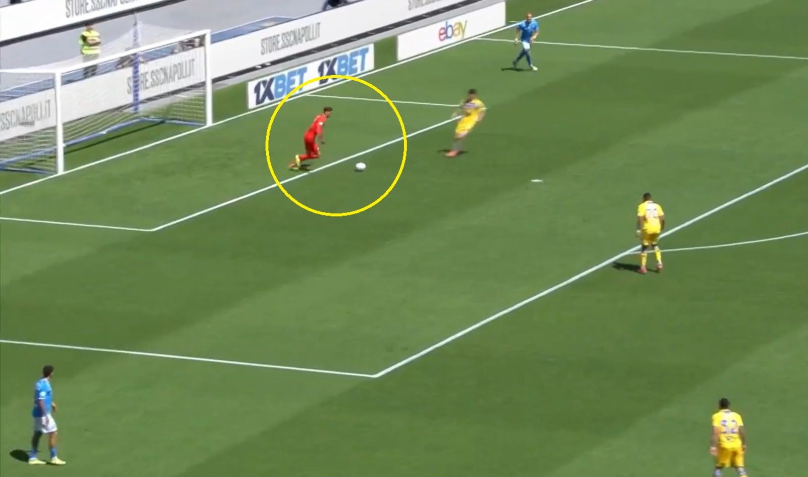 A terrible mistake by the Napoli goalkeeper.  As in juniors [WIDEO]