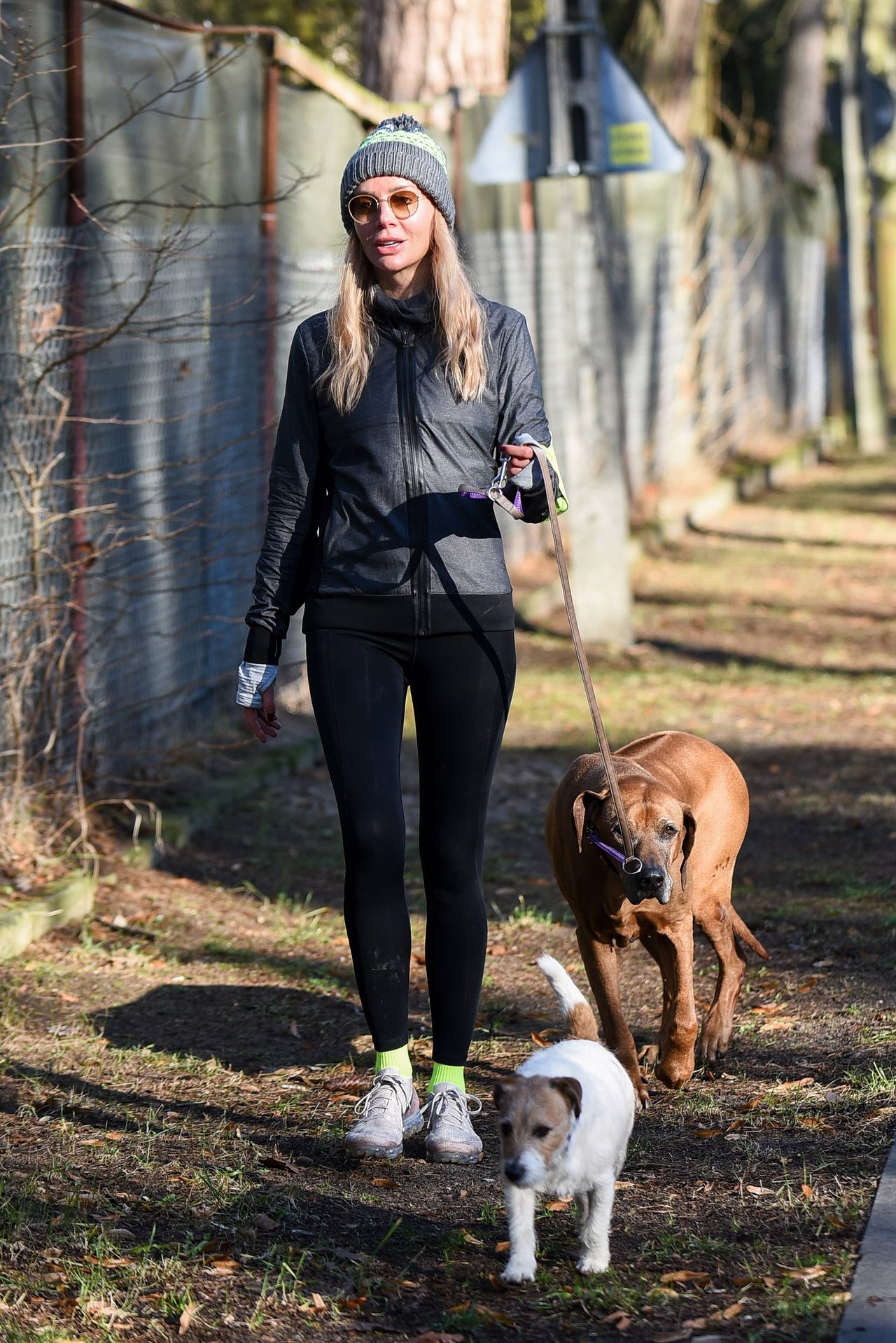 Agnieszka Woźniak-Starak na spacerze z psami