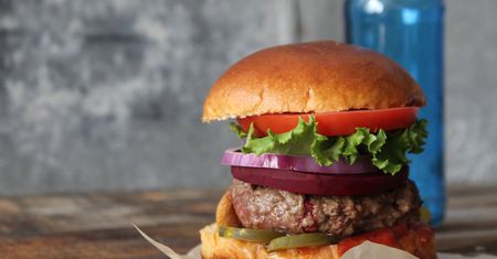 Opiekane burgery z mięsa mielonego z wołowiny (97% mięsa, 3% tłuszczu)