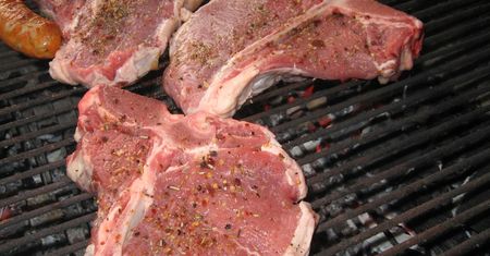Surowy rostbef wołowy T-bone (samo mięso)