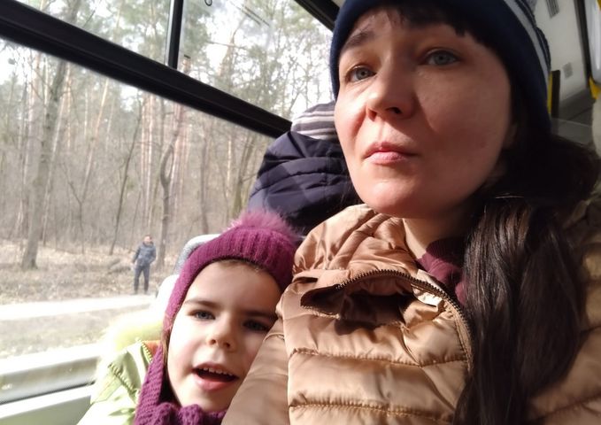 Vika Kurilenko razem z dziećmi próbuje się wydostać z Ukrainy