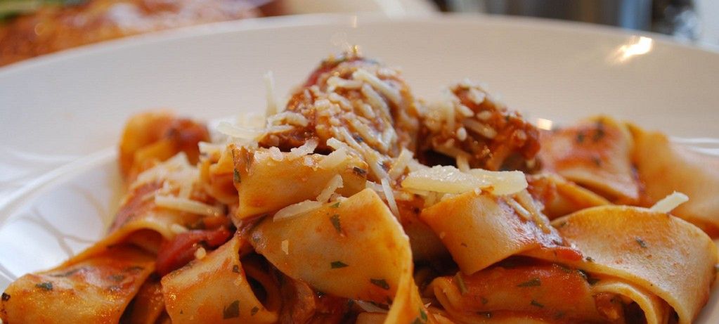 Pappardelle w sosie pomidorowym to typowe danie kuchni włoskiej