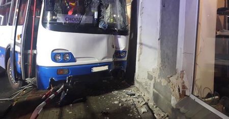Autokar uderzył w ścianę budynku