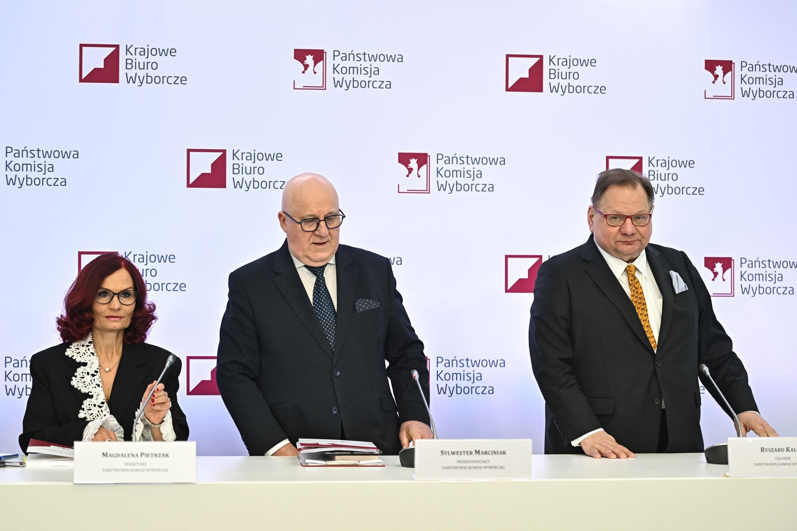 Sylwester Marciniak, Magdalena Pietrzak, Ryszard Kalisz
Warszawa, 07.04.2024. Wybory samorz�dowe 2024.  Przewodnicz�cy Pa�stwowej Komisji Wyborczej s�dzia Sylwester Marciniak (C), sekretarz Pa�stwowej Komisji Wyborczej, szefowa Krajowego Biura Wyborczego Magdalena Pietrzak (L) oraz cz�onek PKW Ryszard Kalisz (P) podczas konferencji prasowej w siedzibie KPRP w Warszawie, 7 bm. 7 kwietnia odbywa si� pierwsza tura wybor�w samorz�dowych Do zako�czenia g�osowania obowi�zuje cisza wyborcza. (jm) PAP/Radek Pietruszka
Radek Pietruszka
konferencja, pa�stwowa komisja wyborcza, PKW, polityka, prasowa, samorz�dowe, wybory, 1 tura, cisza wyborcza, dokonuj� wyboru, dokonuje wyboru, dokonywanie wyboru, dzie� wybor�w, g�osowanie, I tura, karty do g�osowania, komisje wyborcze, lokalu wyborczego, Obwodowa Komisja Wyborcza, Obwodowej Komisji Wyborczej, oddaj� g�osy, oddawanie g�os�w, opowiada� si�, opowiadaj� si�, pierwsza tura, urny wyborczej, wybierania, wybieranie, wybor, wyborca, wyborcy, wyb�r, wype�nianie kart, do samorz�d�w, do samorz�du, lokalnie, terytorialne, wybor�w samorz�dowych 2024, wybory samorz�dowe 2024