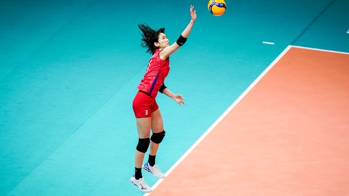 ARNHEM, NETHERLANDS - SEPTEMBER 28: Sarina Koga of Japan serves during the Pool D Phase 1 match between China and Japan on Day 6 of the FIVB Volleyball Womens World Championship 2022 at the Gelredome on September 28, 2022 in Arnhem, Netherlands (Photo by Rene Nijhuis/Orange Pictures/BSR Agency/Getty Images)