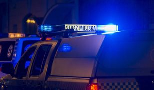 Dostrzegli 16-latka śpiącego na schodach. "Silna woń alkoholu"