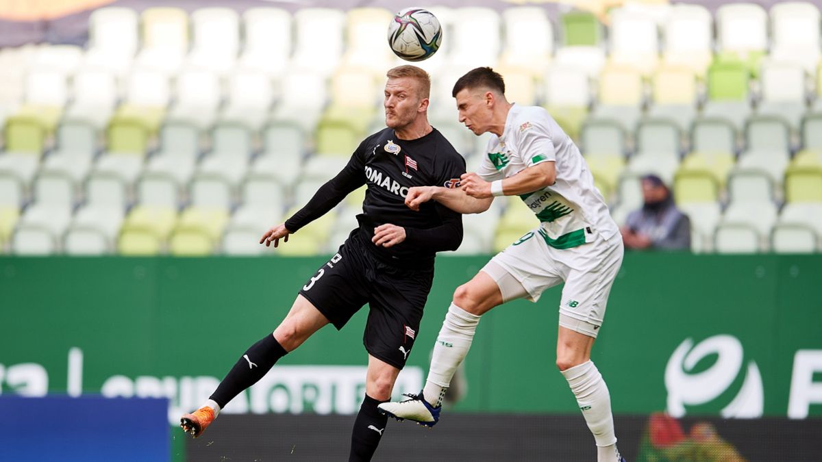 piłkarz drużyny Lechia Gdańsk Karol Fila (z prawej) i Michal Siplak (z lewej) z zespołu Cracovia 