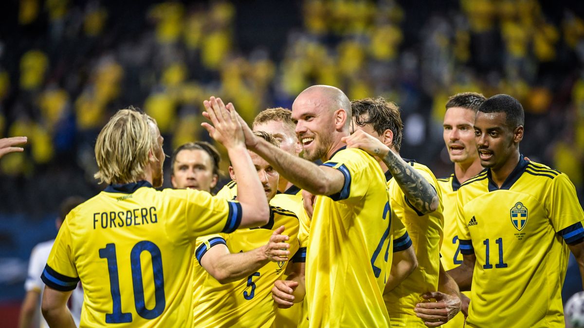 Zdjęcie okładkowe artykułu: PAP/EPA / Janerik Henriksson / Na zdjęciu: piłkarze reprezentacji Szwecji cieszą się z gola