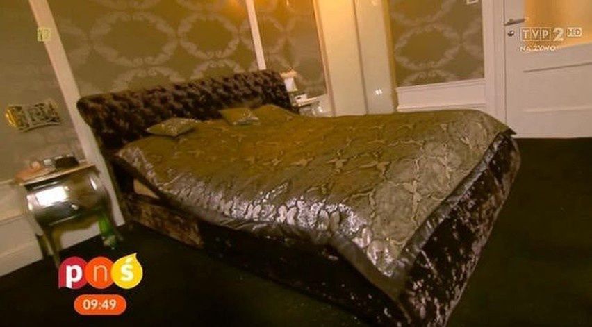 W centralnej części sypialni Martyniuków stoi duże, dwuosobowe łóżko