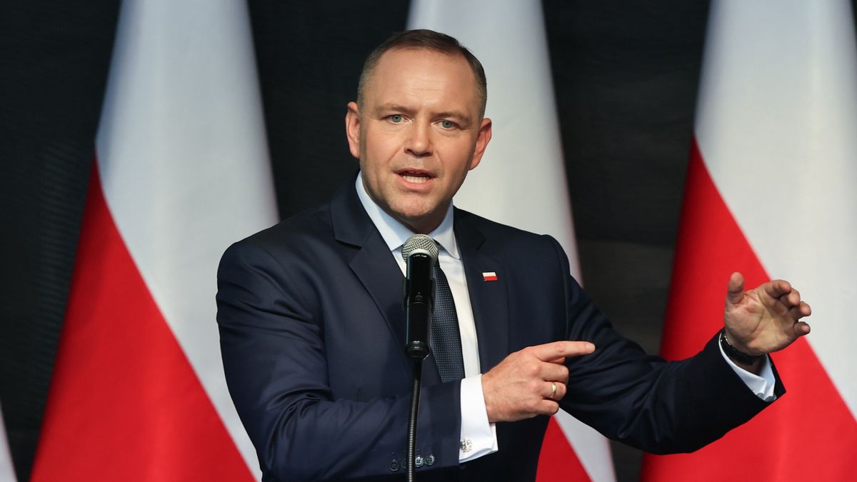 Wieluń, 01.09.2025. Prezydent RP Karol Nawrocki przemawia na spotkaniu z mieszkańcami Wielunia, 1 bm. Prezydent Nawrocki kontynuuje wizytę w województwie łódzkim, gdzie m.in. wziął udział w obchodach 86. rocznicy wybuchu II Wojny Światowej. (aldg) PAP/Marian Zubrzycki