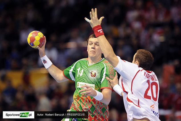 Siarhei Rutenka w akcji podczas ostatniego meczu z Polakami