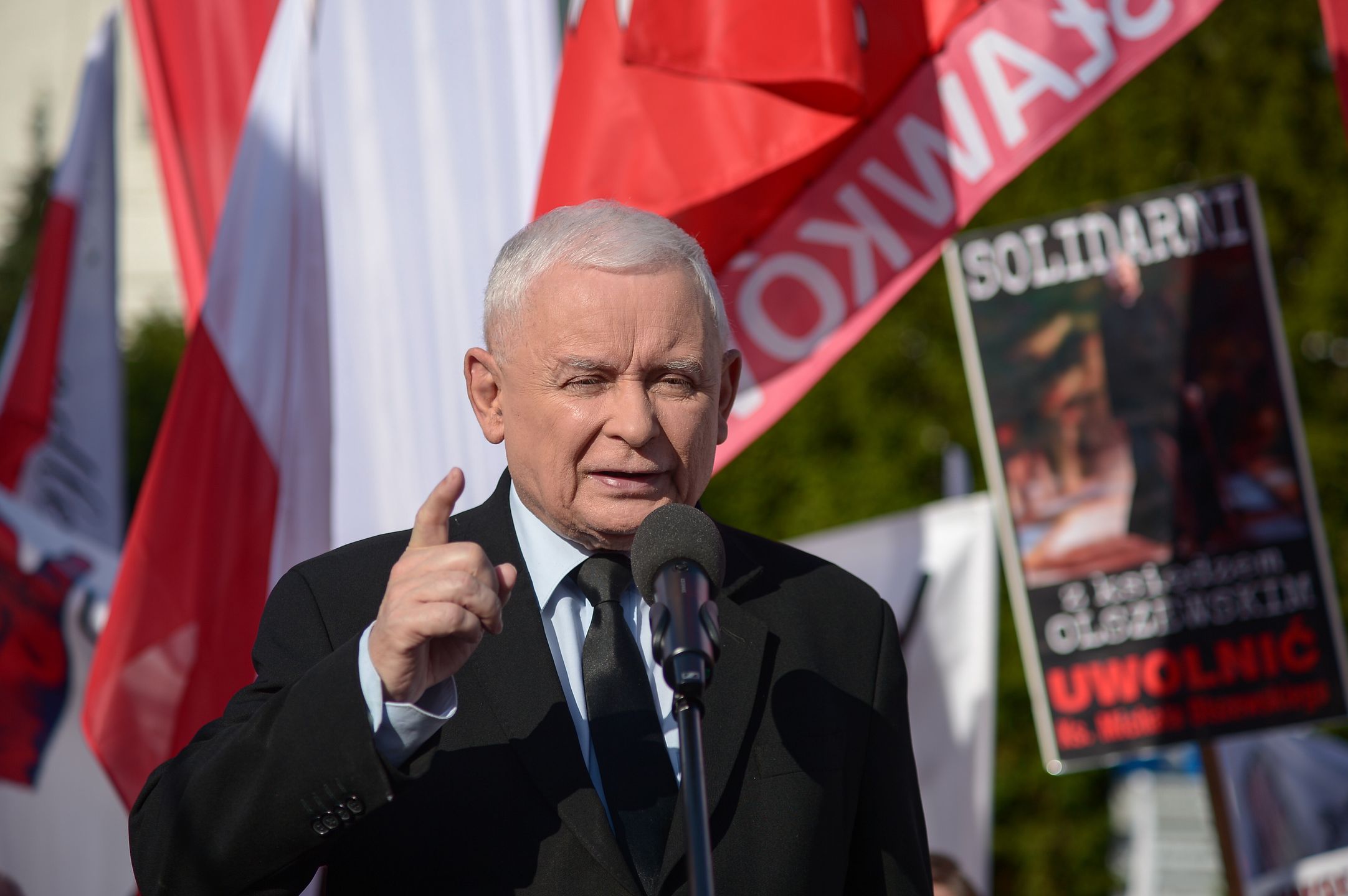 Warszawa, 09.07.2024. Prezes PiS Jarosław Kaczyński przemawia na demonstracji w obronie ks. Michała Olszewskiego, 9 bm. przed Sejmem w Warszawie. Protest jest zorganizowany przez Prawo i Sprawiedliwość. (aldg) PAP/Marcin Obara