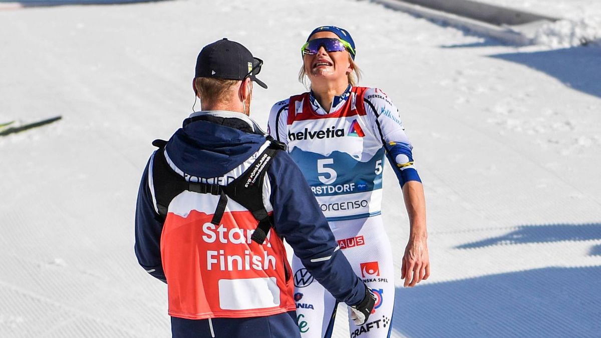 zapłakana Frida Karlsson na mecie biegu na 30 km na MŚ w Oberstdorfie