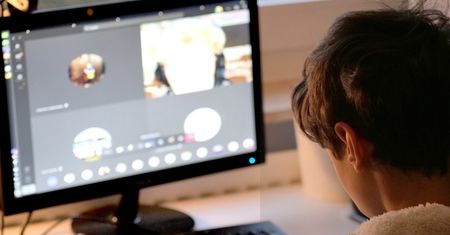 Przejęli kontrolę nad komputerem. Wysłali wiadomości do nauczycieli