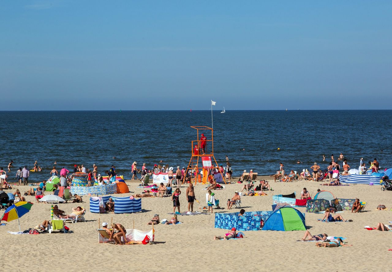 Czy powinna oddać byłemu mężowi bon turystyczny? Wakacyjne konflikty rodziców po rozstaniach. Plaża w Świnoujściu 