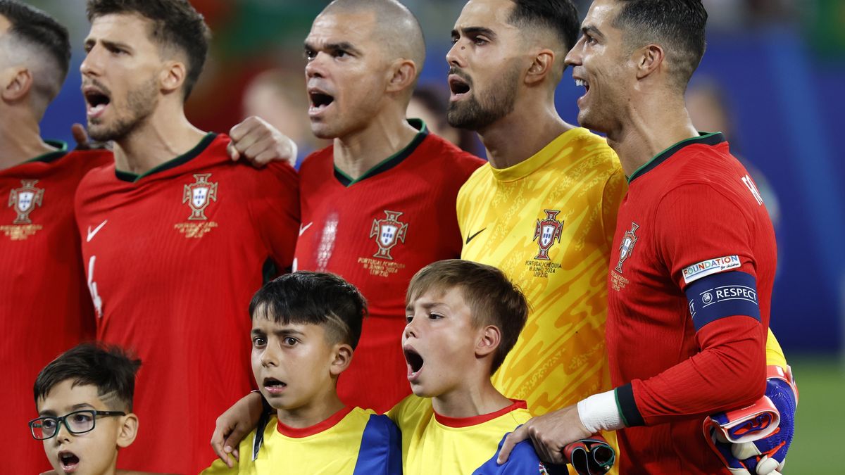 Cristiano Ronaldo of Portugal (R) and his teammates sing their national anthem ahead of the UEFA EURO 2024 group F match between Portugal and Czech Republic, in Leipzig, Germany, 18 June 2024. EPA/ROBERT GHEMENT Dostawca: PAP/EPA.