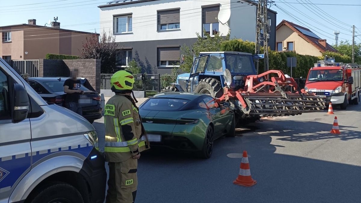 Ciągnik zderzył się z samochodem aston martin