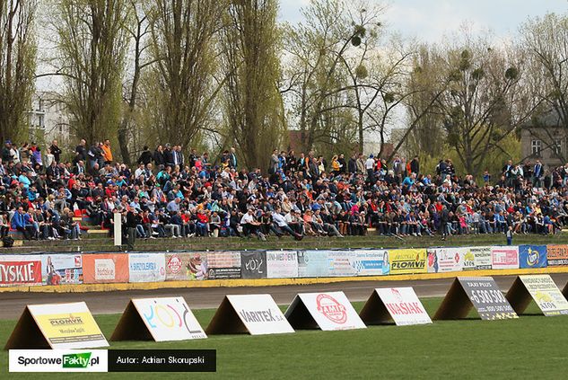 Kameralny stadion w Łodzi dosyć szczelnie się wypełnił